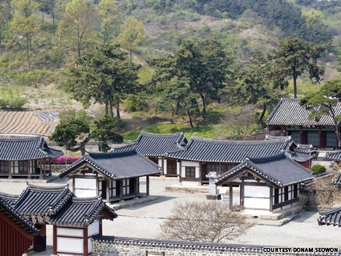 Học viện này có nhiều tòa nhà riêng biệt bao gồm: Eung-dang, -dang Jeonghoe và Yangseong –dang. Kiến trúc mái nhà gỗ được xem là một nét đặc sắc của Eungdodang